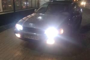 В Брянске на Авиационной автохам на иномарке перекрыл тротуар 