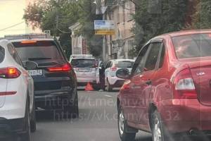 В плотном трафике перед бежицким переездом в Брянске столкнулись две легковушки
