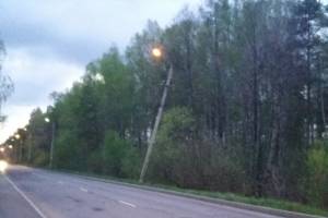В Брянске водителей пугает висящий на проводах столб