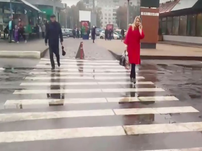 В Брянске около «БУМ сити» сняли на видео пешеходов-камикадзе