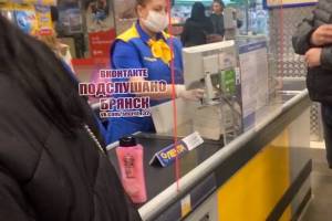 В Брянске из-за коронавируса продавцы в магазинах работают в перчатках