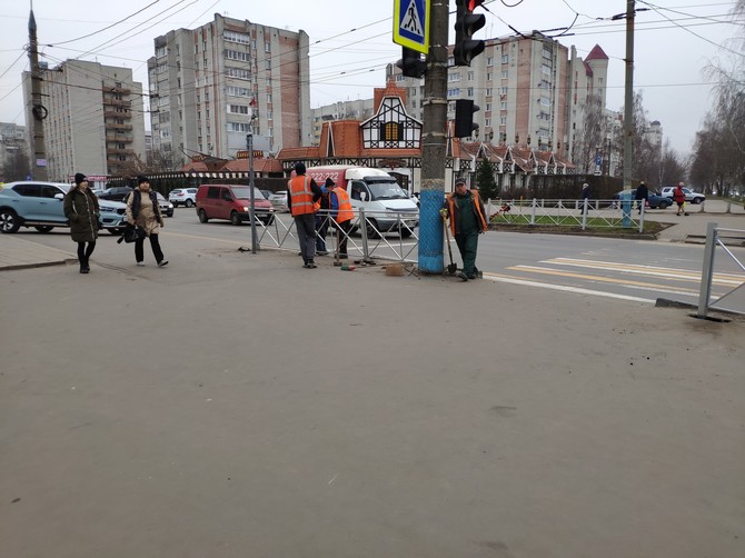 На перекрестке в центре Брянска установили уродливые заборы