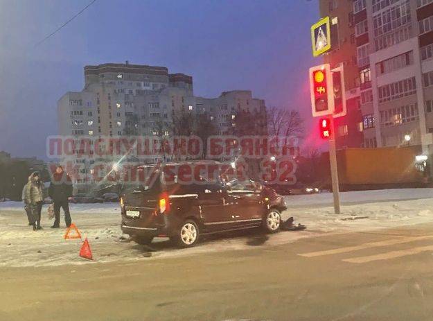 В Брянске легковушку после аварии отбросило на пешеходный переход