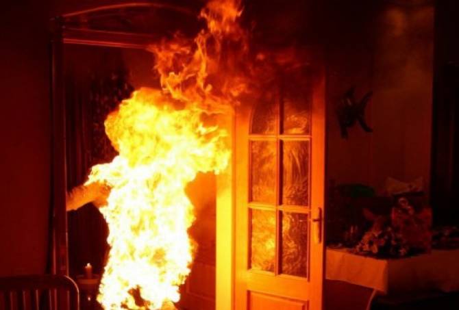Женщина облила бензином и подожгла курившего в подъезде соседа