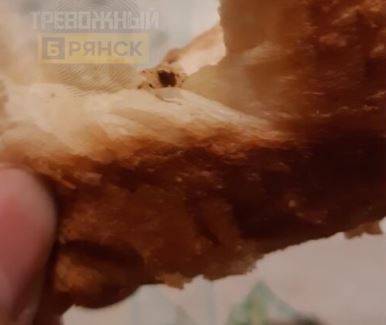 Житель Брянска нашел в булочке загадочную пленку