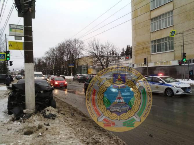 В Брянске госпитализировали 28-летнего водителя врезавшейся в столб иномарки