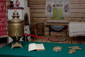 Брянские таможенники передали краеведческому музею самовар и старинную книгу