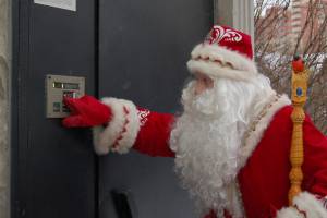 В Брянской детской областной больнице в лифте застрял Дед Мороз