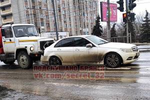В Брянске на Менжинского ассенизаторская машина протаранила Mercedes