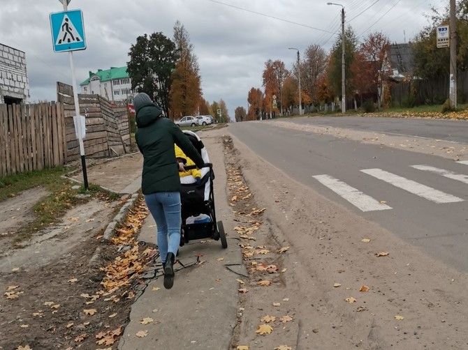 В Дятьково зебра на дороге стала недоступной для инвалидов и мам с колясками