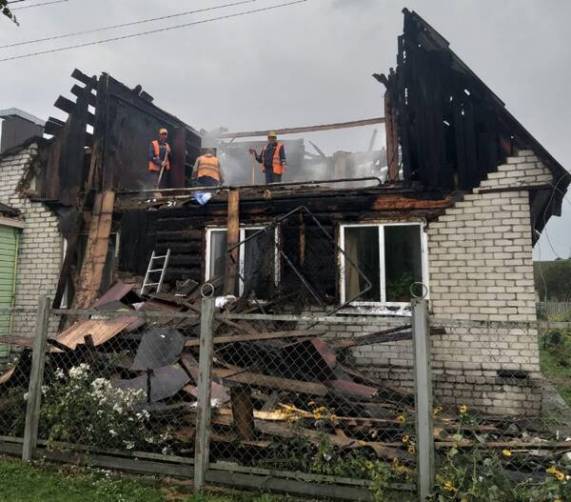 В Дятькове сгорел частный дом после удара молнии