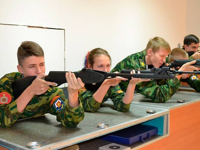 С нового учебного года брянским школьникам начнут преподавать начальную военную подготовку