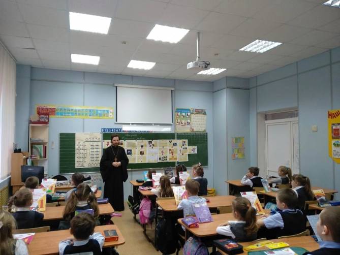 В Брянске священник рассказал о значении Пасхи гимназистам