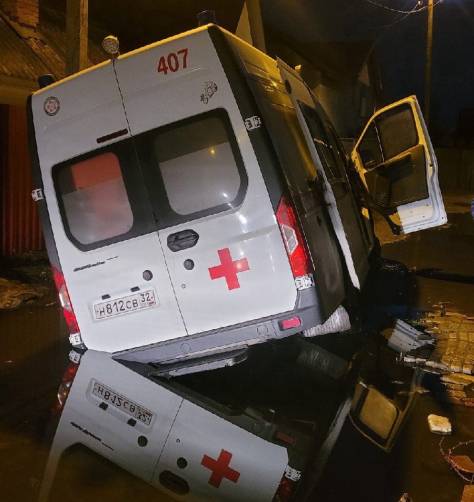 В Брянске в выкопанной у дома яме утонула машина скорой помощи