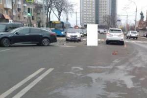 В Брянске при столкновении двух легковушек у цирка пострадал 19-летний парень