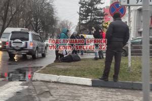 В Брянске у автовокзала заметили лежащего на дороге мужчину