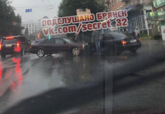 В Брянске возле площади Партизан столкнулись две легковушки