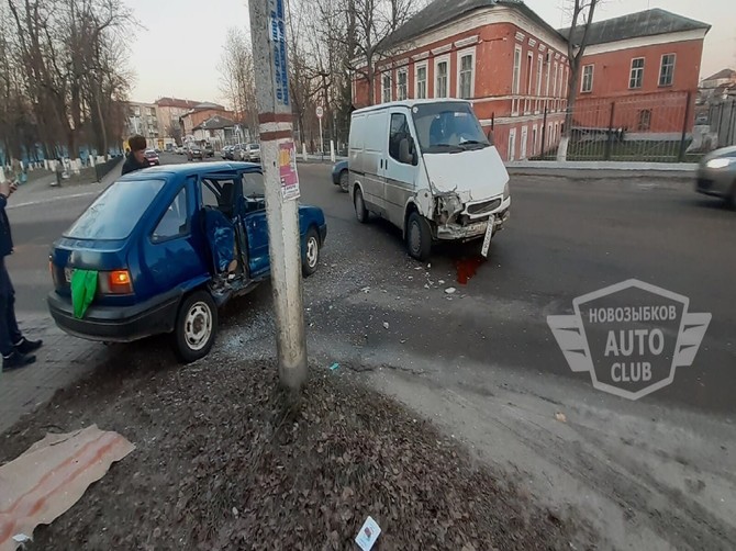 В Новозыбкове столкнулись микроавтобус и легковушка