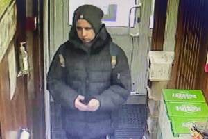 В Брянске полиция разыскивает оплатившего покупки чужой картой подростка