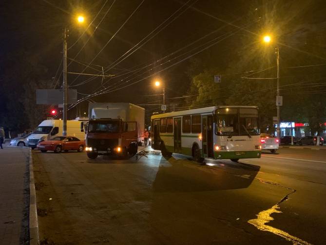 В Брянске столкнулись грузовик и рейсовый автобус №7