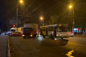 В Брянске столкнулись грузовик и рейсовый автобус №7