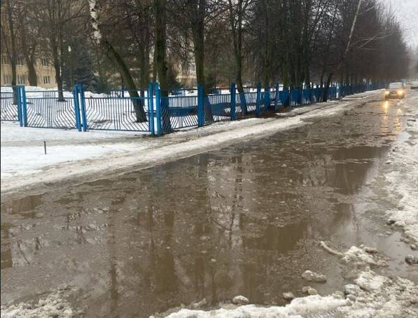 В Брянске утонула дорога у детской областной больницы