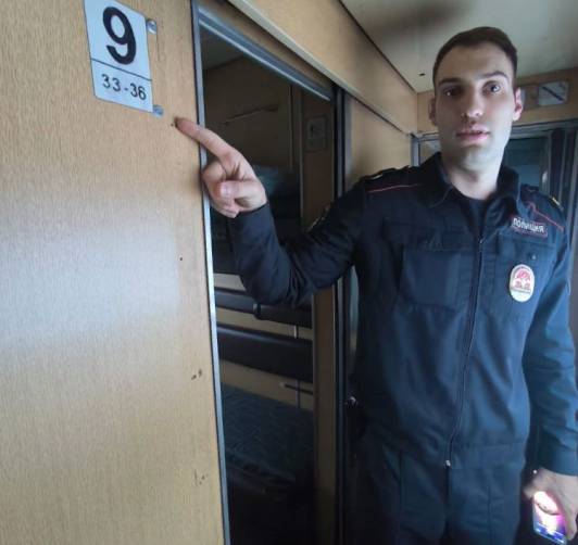В брянском поезде пьяная пассажирка избила полицейского и обматерила его коллег