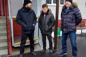 Климовскому тренеру по хоккею вручили ключи от трехкомнатной квартиры