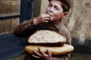 В Климово голодные подростки обокрали хлебный магазин