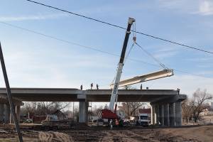 В Брянске возводят опоры нового моста на Набережной