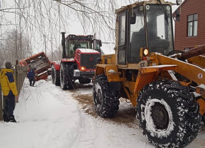Под Брянском продолжается операция по спасению застрявшего в снегу мусоровоза
