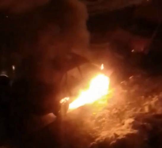 В Брянске на Новом Городке сняли на видео горящую легковушку