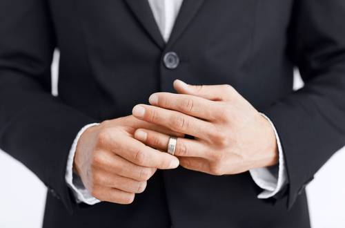 В Клинцах мужчина просит вернуть за вознаграждение обручальное кольцо