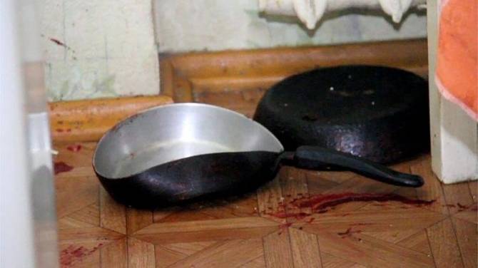 В Брянске 64-летняя женщина из-за ревности убила сковородкой знакомую