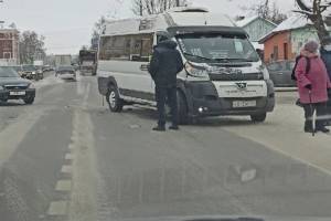 В Брянске легковушка столкнулась с маршруткой №166