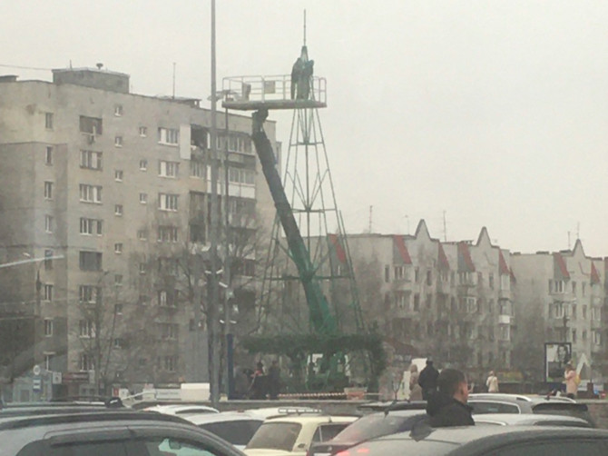 В Брянске возле БУМа устанавливают новогоднюю елку