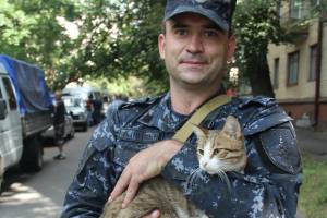 Брянский полицейский приютил в Чечне бездомного кота