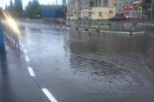 В Брянске проспект Московский после ливня ушел под воду