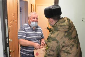 В Брянске росгвардейцы поздравили ветерана МВД с Новым годом