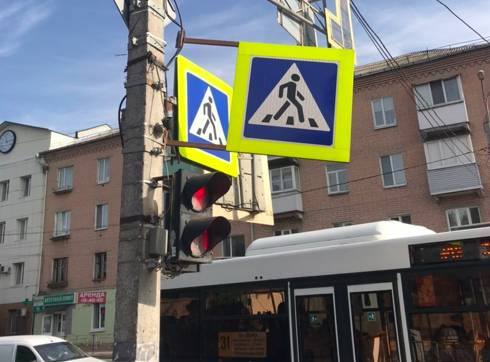 В Брянске на улице Никитина дорожный знак угрожает пешеходам