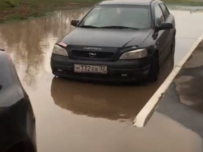 В Брянске во дворе многоэтажки машины затопило кипятком