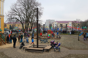 В Брянске в парке железнодорожников открыли новый детский городок
