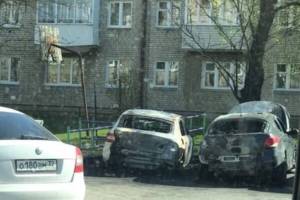 В Клинцах ночью сгорели два автомобиля