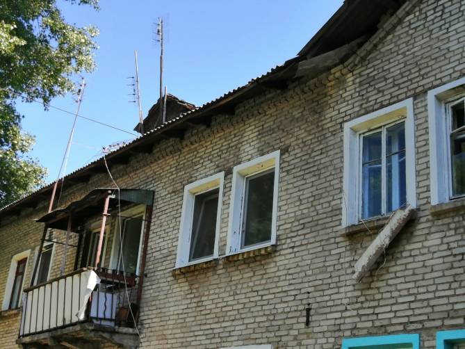 В Брянске летние «сосульки» разваливающегося дома угрожают прохожим