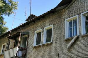 В Брянске летние «сосульки» разваливающегося дома угрожают прохожим