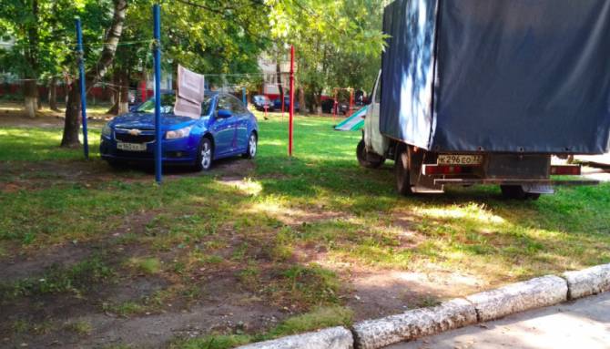 В Брянске на улице Костычева автохамы устроили парковку на детской площадке