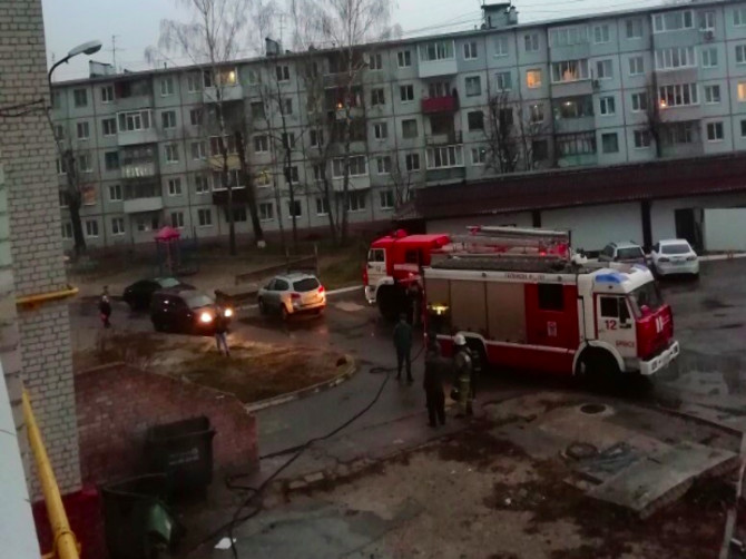 В брянской многоэтажке ранним утром произошел пожар