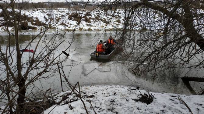 В Почепе на Судости провалился под лед и утонул 64-летний мужчина