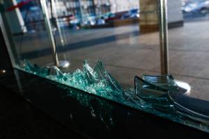 В Дубровке уголовник разбил стекло и залез в торговый павильон