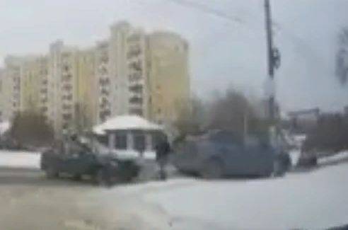 В Брянске сняли на видео аварию двух легковушек у поворота на БГИТУ